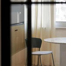 90㎡四口之家，巧用玻璃隔斷兩房變?nèi)?，多出一個兒童娛樂區(qū)