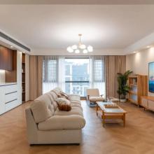 128㎡原木中古風(fēng)：巧用留白與軟裝，打造通透舒適居所！