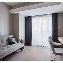 84平的小戶型二居室，客廳里有個長飄窗，輕松擴容