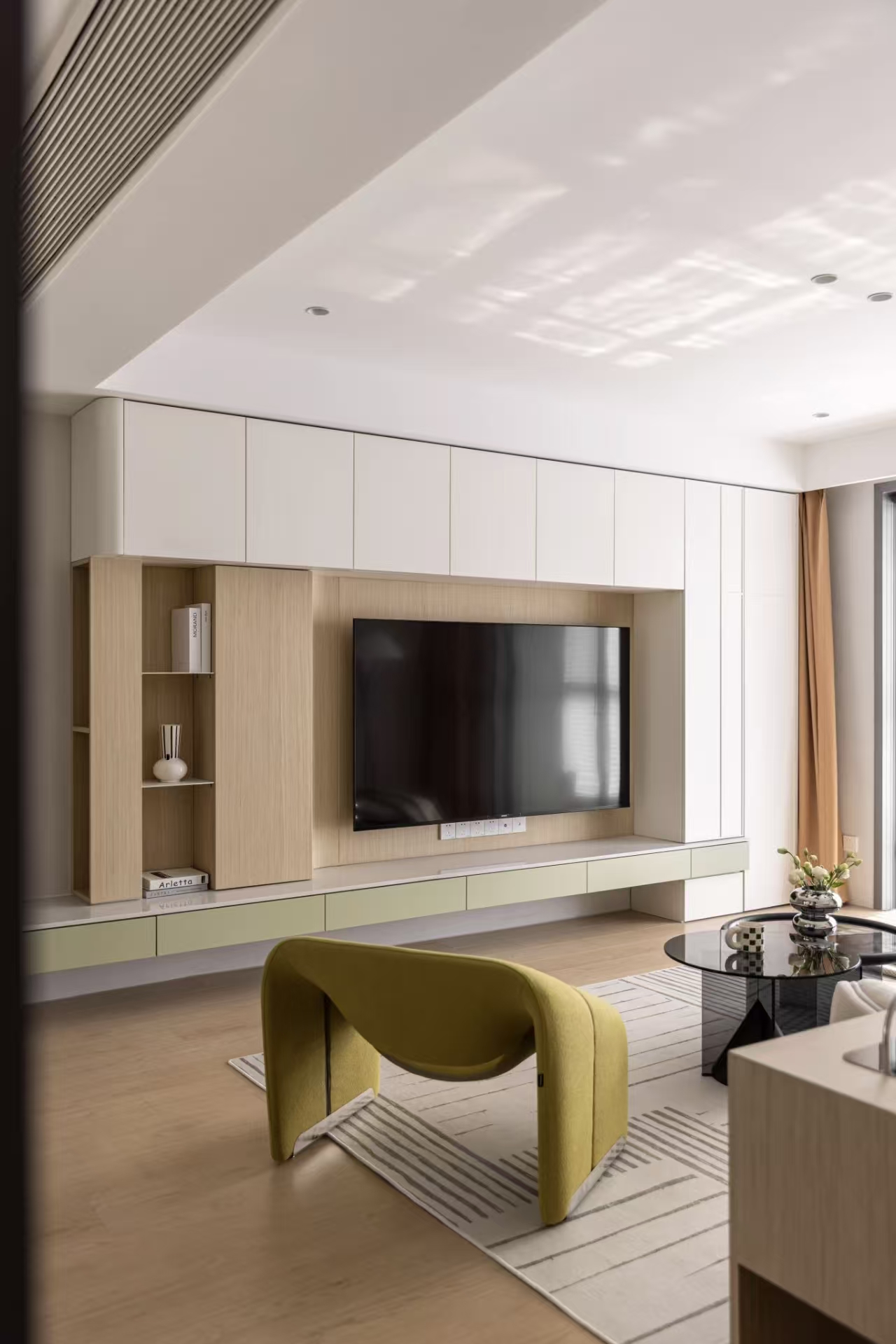 治愈感拉滿！107㎡兩室，淺草綠配趣味黃玩轉(zhuǎn)高級浪漫